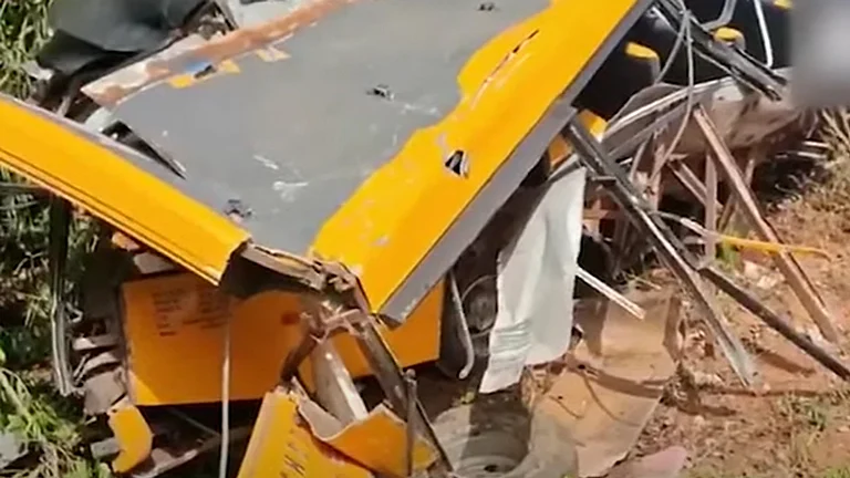 qaumiawaz_2025-07-08_sbgrx1rs_school-bus-accident