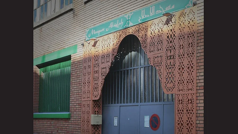 qaumiawaz_2025-09-10_h2cs3lxf_mosque