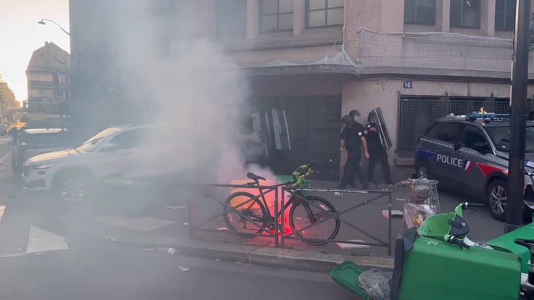 qaumiawaz_2025-09-10_z0swilm4_France-Violence1