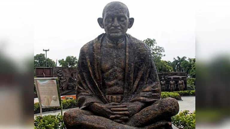 qaumiawaz_2025-09-30_cwyzh4en_mahatma-gandhi-statue